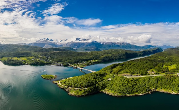 Panorama piękna przyroda Norwegia naturalny krajobraz. Wiry wiru Saltstraumen, Nordland, Norwegia