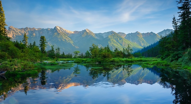 panorama pięknego krajobrazu z jeziorem i górami