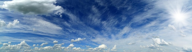 Panorama pięknego nieba z chmurami i słońcem
