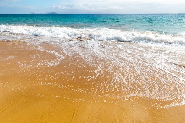 Panorama pięknej plaży i tropikalnego morza Lanzarote. Kanarki