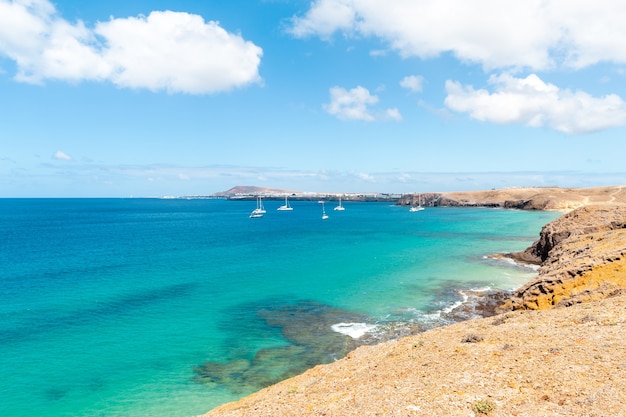 Panorama pięknej plaży i tropikalnego morza Lanzarote. Kanarki