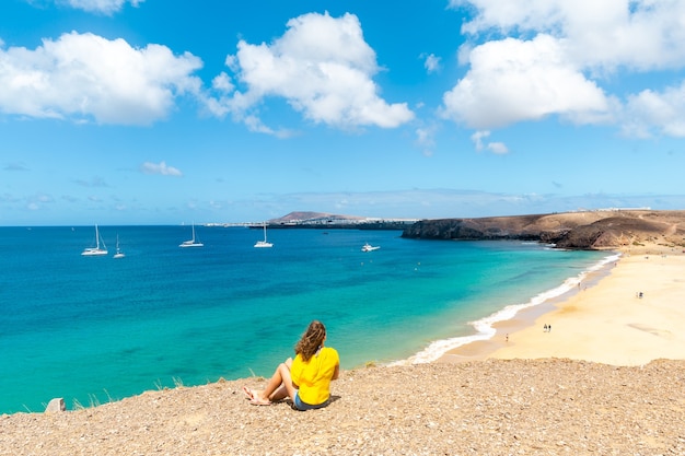 Panorama pięknej plaży i tropikalnego morza Lanzarote. Wyspy Kanaryjskie