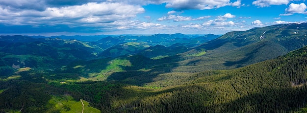 Panorama pięknej wsi w słoneczne popołudnie szwajcarii