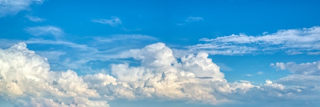 Panorama pięknych chmur na niebieskim niebie