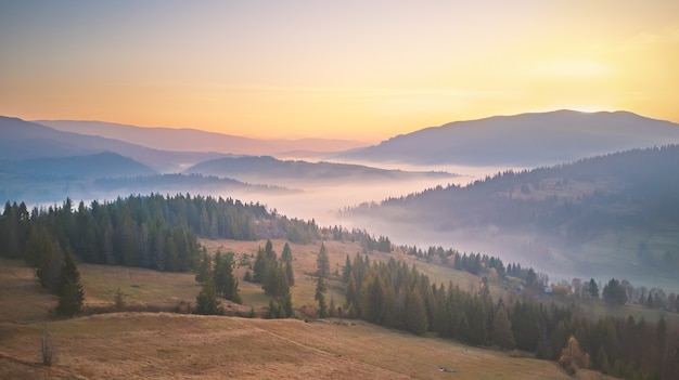 Panorama pięknych gór jesienią