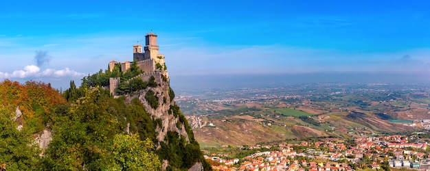 Panorama pierwszej wieży twierdzy Guaita w mieście San Marino Republiki San Marino i włoskich wzgórz w słoneczny dzień