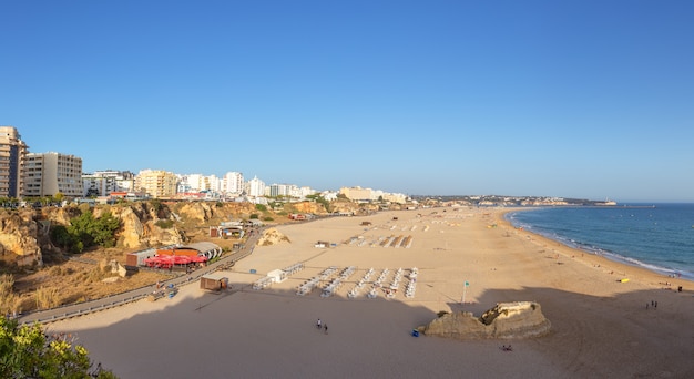 Panorama plaży w Portimao Praia de Rocha.