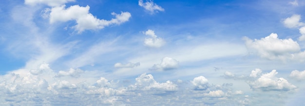 Zdjęcie panorama pluchych chmur na niebieskim niebie.