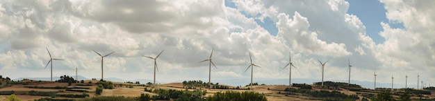 panorama pola farmy turbin wiatrowych w pochmurny dzień