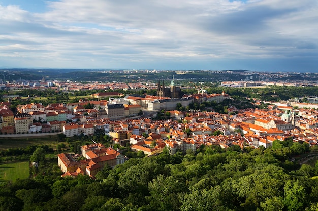 Zdjęcie panorama pragi z katedrą św. wita i zamkiem praskim