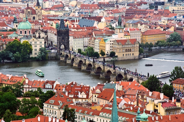 Panorama Pragi z Mostem Karola i Wełtawą.