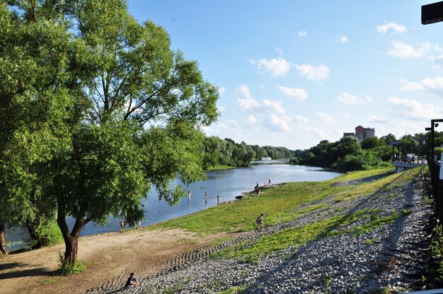 Panorama rzeki Desna. Widok na nabrzeże rzeki, odpoczynek na plaży. Lato. Briańsk.