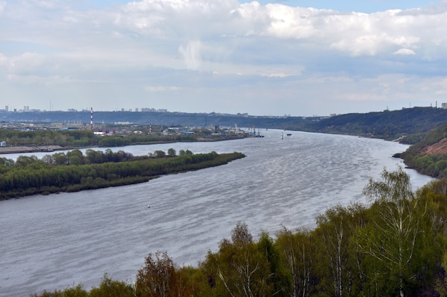 Panorama Rzeki I Lasu Na Brzegu