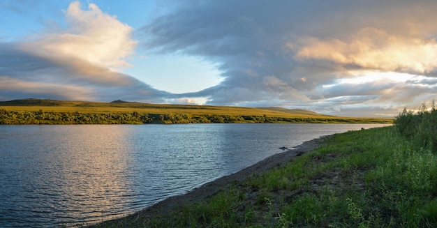 Panorama rzeki w parku przyrody na Taimyr