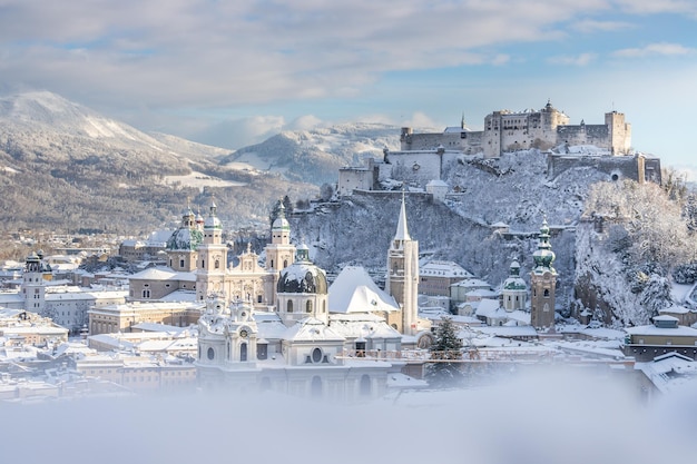 Panorama Salzburga zimą Śnieżne historyczne centrum słońca