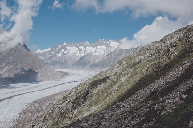 Panorama sceny gór, spacer po wielkim lodowcu Aletsch, trasa Aletsch Panoramaweg w parku narodowym Szwajcaria, Europa. Letni krajobraz, słoneczna pogoda, błękitne niebo i słoneczny dzień