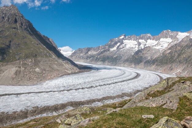 Panorama sceny gór, spacer po wielkim lodowcu Aletsch, trasa Aletsch Panoramaweg w parku narodowym Szwajcaria, Europa. Letni krajobraz, słoneczna pogoda, błękitne niebo i słoneczny dzień