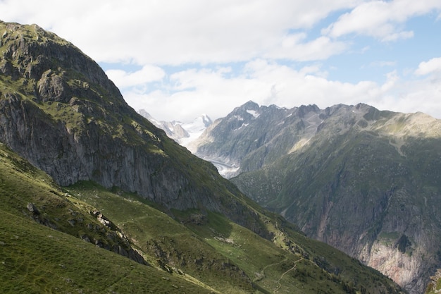 Panorama sceny gór, trasa wielki lodowiec Aletsch w parku narodowym Szwajcaria, Europa. Letni krajobraz, słoneczna pogoda, błękitne niebo i słoneczny dzień