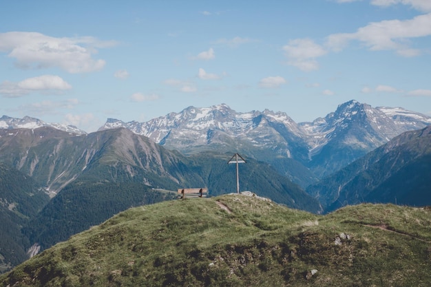 Zdjęcie panorama sceny gór, trasa wielki lodowiec aletsch w parku narodowym szwajcaria, europa. letni krajobraz, słoneczna pogoda, błękitne niebo i słoneczny dzień