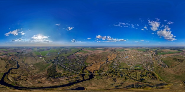 Zdjęcie panorama sferyczna w rzucie równoprostokątnym nad prowincjonalnym miasteczkiem i okolicznymi polami