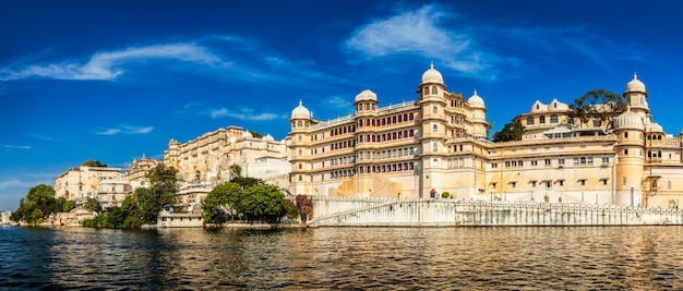 Panorama słynnego romantyczny luksusowy Rajasthan indyjski turystyczny punkt orientacyjny - Udaipur City Palace na zachód słońca z pochmurnego nieba - widok z poziomu powierzchni. Udaipur, Radżastan, Indie