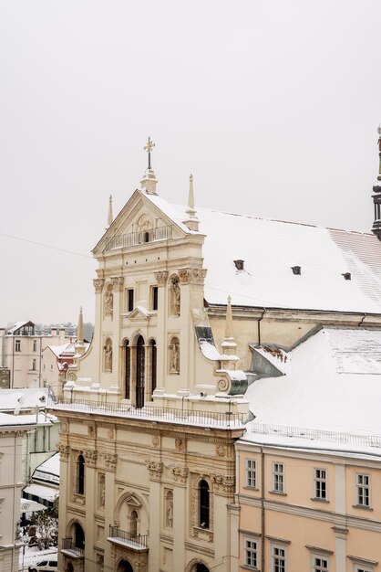 Panorama śnieżnych dachów budynków Lwow Ukraina grudzień 2023