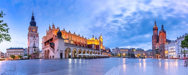 Panorama średniowiecznego Rynku Głównego z Bazyliką Mariacką, Sukiennicami i Wieżą Ratuszową na Starym Mieście w Krakowie o poranku