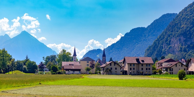 Panorama Starego Miasta Interlaken, ważnego ośrodka turystycznego na Wyżynie Berneńskiej, Szwajcaria