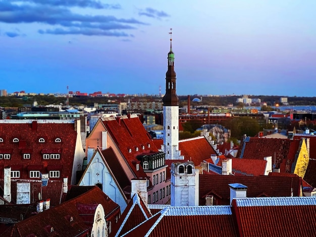 Panorama starego miasta w Tallinie o zachodzie słońca podróż do Estonii