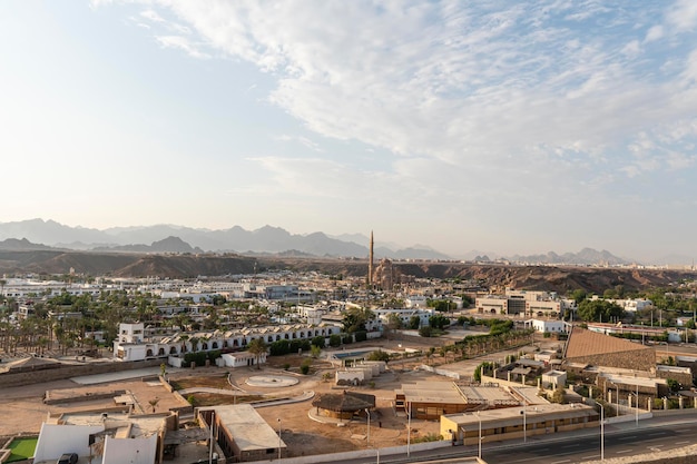 Panorama starego rynku z meczetem Al Sahaba w Sharm El Sheikh Egzotyczny pejzaż miejski z nowoczesną świątynią muzułmańską w arabskim stylu architektonicznym