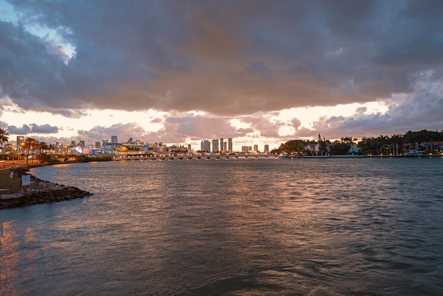 Panorama statku wycieczkowego i panoramę Miami. Miami, Floryda, USA panoramę na Biscayne Bay.