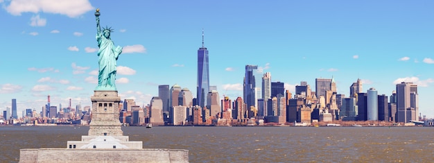 Zdjęcie panorama statua wolności z one world trade budynku centrum nad hudsonem i nowy jork pejzażu miejskiego tłem, punkty zwrotni niższy manhattan nowy jork miasto.