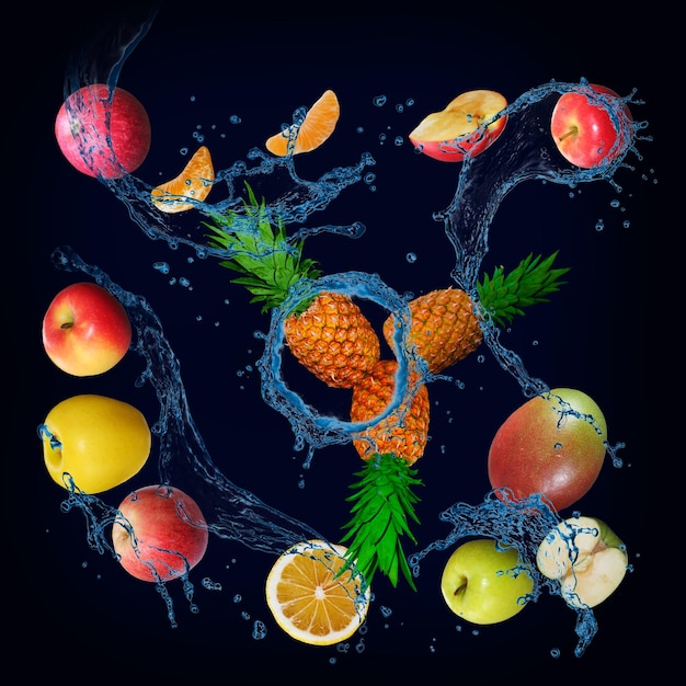 Panorama tapety z owocami w wodzie świeże jabłko ananas mandarynka cytryna mango są pełne witamin i pyszne w diecie