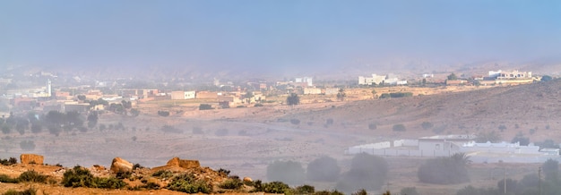 Panorama Tataouine W Porannej Mgle. Południowa Tunezja, Afryka