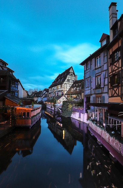 Panorama tradycyjnych alzackich domów z muru pruskiego i rzeki Lauch w małej dzielnicy Wenecji, stare miasto Colmar Alsace Francja