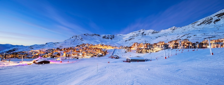Zdjęcie panorama val thorens nocą, alpy, francja