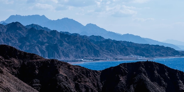 Panorama w paśmie górskim na Synaju w Egipcie podobna do marsjańskich krajobrazów z widokiem na morze