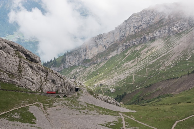 Panorama widok gór sceny z góry Pilatus Kulm w parku narodowym Lucerna, Szwajcaria, Europa. Letni krajobraz, słoneczna pogoda, dramatyczne błękitne niebo i słoneczny dzień