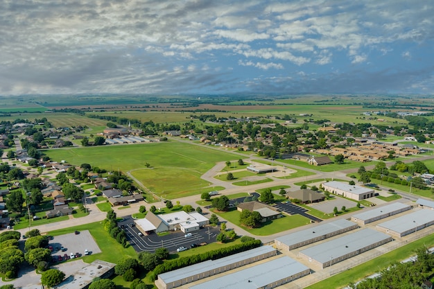 Panorama widok z góry małe amerykańskie miasto miejski krajobraz dzielnicy stylu życia w Clinton Oklahoma US