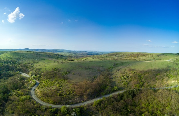 Panorama widoku z wysokości łąk i zboczy Bałkanów w świetle dziennym w Bułgarii