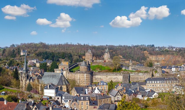 Panorama wiosenna Chateau de Fougeres we Francji Zbudowana w 1215 roku