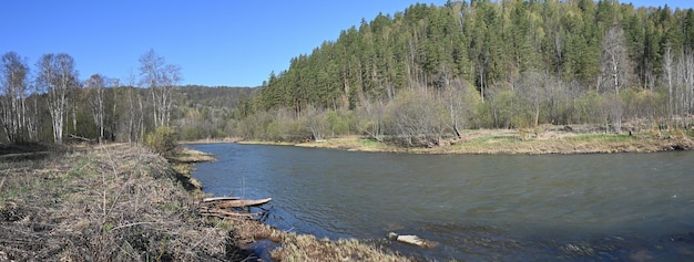 Panorama Wiosennej Rzeki Na Południowym Uralu