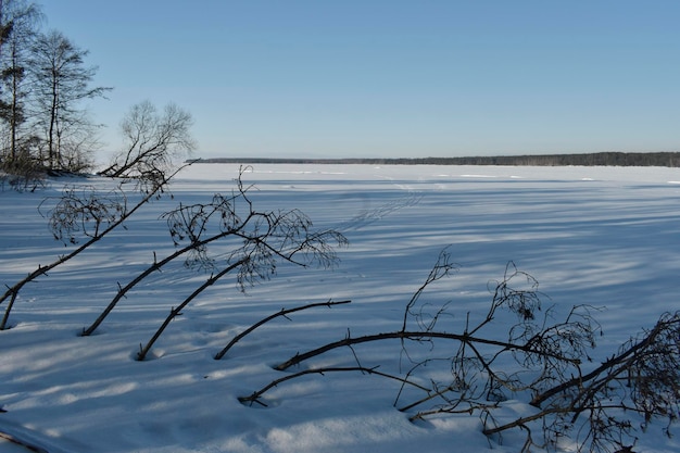 Panorama Wołgi zimą w pogodny dzień