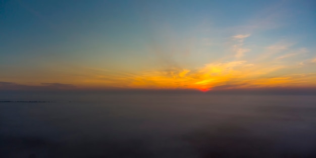 Panorama Wschodu Słońca. Błękitne Niebo Z Pomarańczowymi Chmurami.