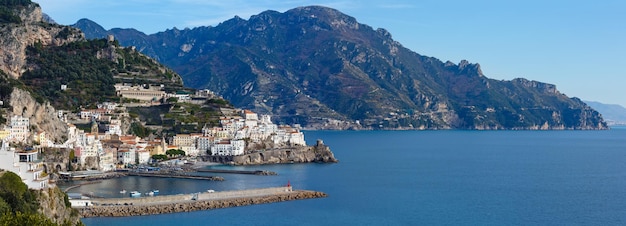 Panorama Wybrzeża Miasta Amalfi, Prowincja Salerno, Włochy. Wszyscy Ludzie Są Nierozpoznani.