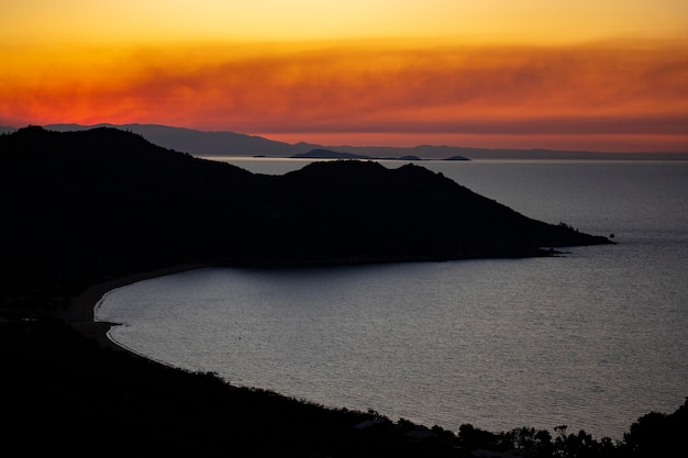 panorama wyspy magnetycznej o zachodzie słońca, kolorowy zachód słońca nad rajskimi plażami na australijskiej wyspie
