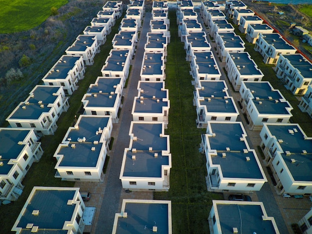 Panorama Z Góry Do Dużej Liczby Mieszkań W Mieście Z Ulicami I Samochodami Otoczonymi łąkami I Polami