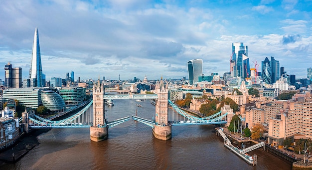 Panorama z lotu ptaka London Tower Bridge i Tamizy, Anglia, Wielka Brytania. Piękny most Tower w Londynie.