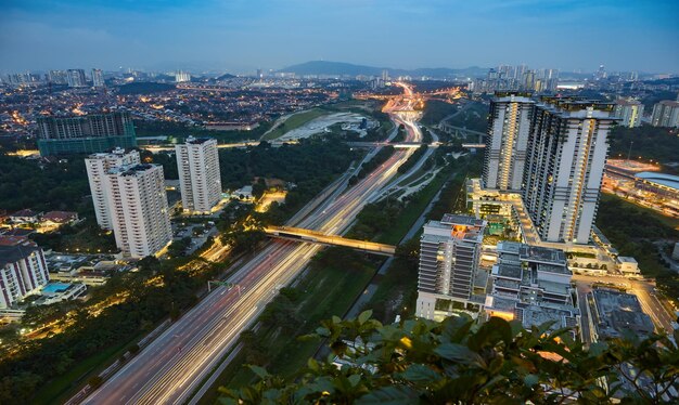 Panorama Z Lotu Ptaka W środku Panoramę Miasta Kuala Lumpur. Scena Wieczorna, Malezja.