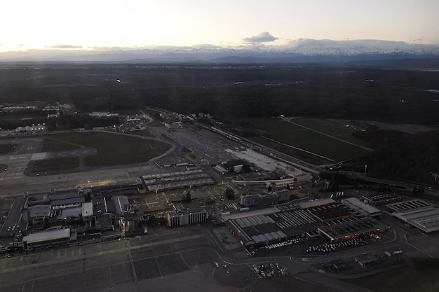 Panorama z lotu ptaka Widok lotniska Malpensa w Mediolanie we Włoszech po zachodzie słońca w zimie